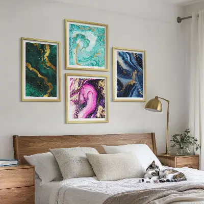 Billedvæg over sofa med abstrakte mønstre i pink, grøn og blå