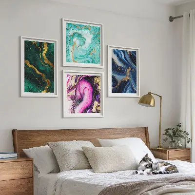 Billedvæg over sofa med abstrakte mønstre i pink, grøn og blå