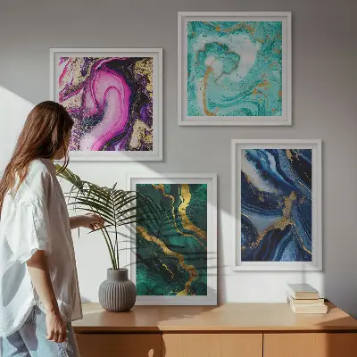 Billedvæg over sofa med abstrakte mønstre i pink, grøn og blå