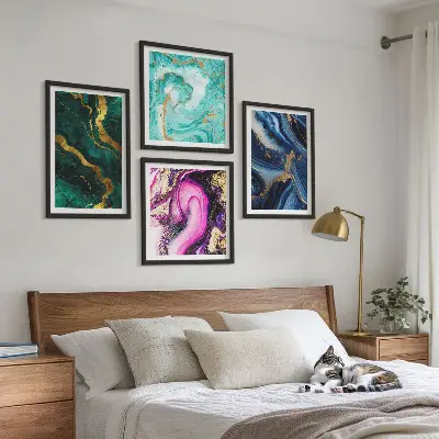 Billedvæg over sofa med abstrakte mønstre i pink, grøn og blå