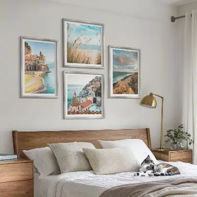 Billedvæg over sofa med landskaber af strand og klipper