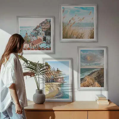 Billedvæg over sofa med landskaber af strand og klipper