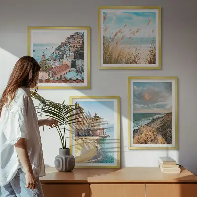 Billedvæg over sofa med landskaber af strand og klipper