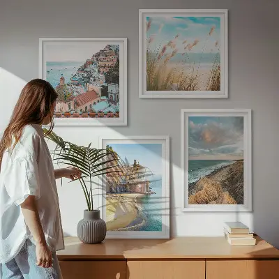 Billedvæg over sofa med landskaber af strand og klipper