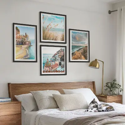 Billedvæg over sofa med landskaber af strand og klipper