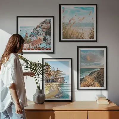 Billedvæg over sofa med landskaber af strand og klipper