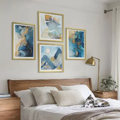 Billedvæg Blå bjerge med guldmønstre vægdekoration over sofa