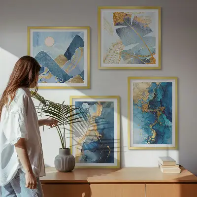 Billedvæg Blå bjerge med guldmønstre vægdekoration over sofa