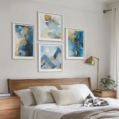 Billedvæg Blå bjerge med guldmønstre vægdekoration over sofa