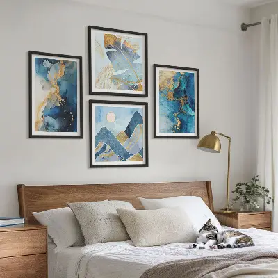 Billedvæg Blå bjerge med guldmønstre vægdekoration over sofa