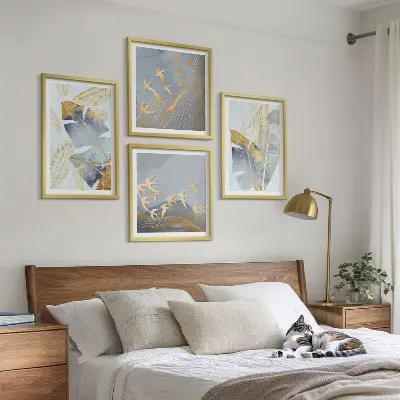 Billedvæg over sofa med blåbeige blade på baggrunden