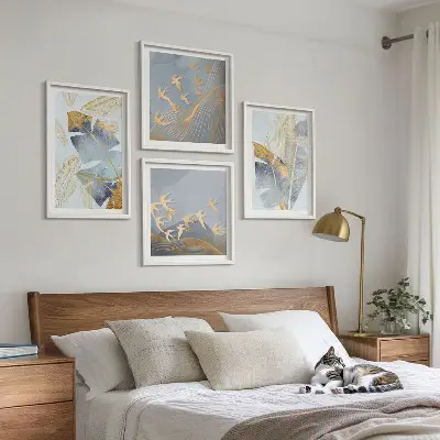 Billedvæg over sofa med blåbeige blade på baggrunden