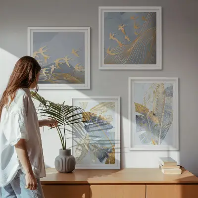 Billedvæg over sofa med blåbeige blade på baggrunden