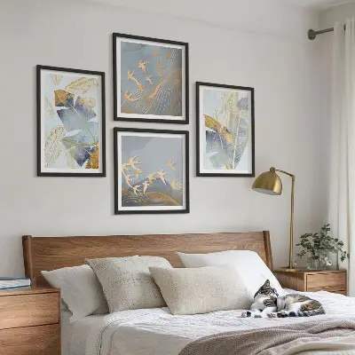 Billedvæg over sofa med blåbeige blade på baggrunden