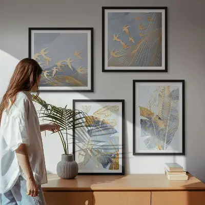 Billedvæg over sofa med blåbeige blade på baggrunden