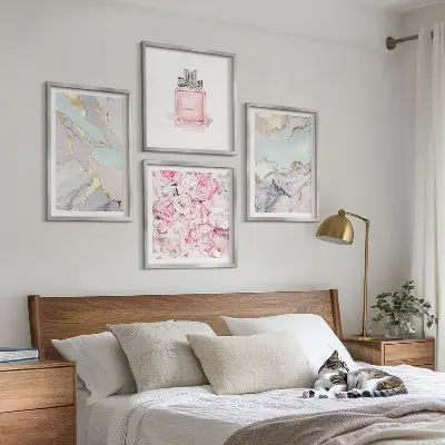 Billedvæg over sofa med lyserøde blomster i pastelmarmor