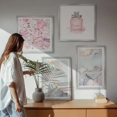 Billedvæg over sofa med lyserøde blomster i pastelmarmor