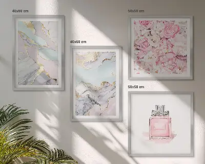 Billedvæg over sofa med lyserøde blomster i pastelmarmor