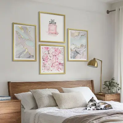 Billedvæg over sofa med lyserøde blomster i pastelmarmor