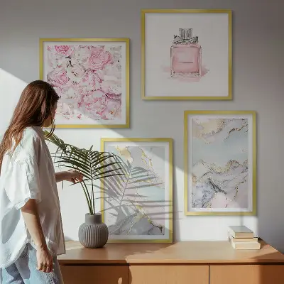 Billedvæg over sofa med lyserøde blomster i pastelmarmor