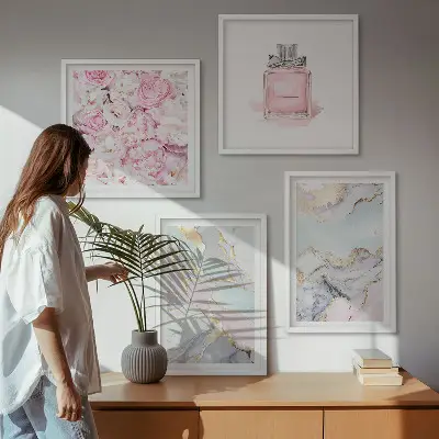 Billedvæg over sofa med lyserøde blomster i pastelmarmor