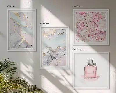 Billedvæg over sofa med lyserøde blomster i pastelmarmor