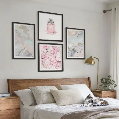 Billedvæg over sofa med lyserøde blomster i pastelmarmor