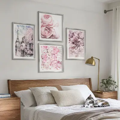Billedsæt med ramme med romantisk lyserødt blomsterlandskab