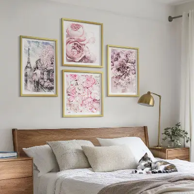 Billedsæt med ramme med romantisk lyserødt blomsterlandskab