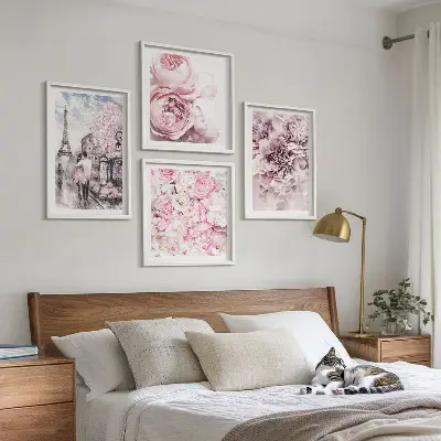 Billedsæt med ramme med romantisk lyserødt blomsterlandskab