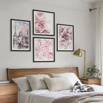 Billedsæt med ramme med romantisk lyserødt blomsterlandskab
