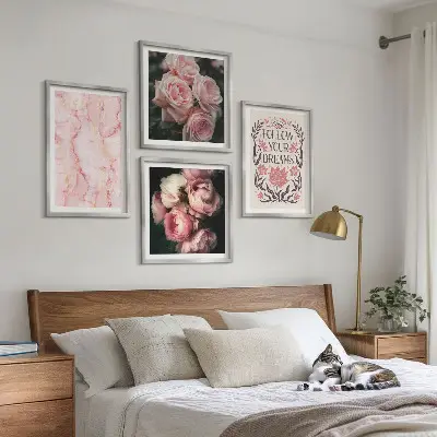 Billedvæg over sofa med motiv af vintage roser og marmor