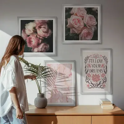Billedvæg over sofa med motiv af vintage roser og marmor