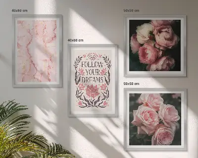 Billedvæg over sofa med motiv af vintage roser og marmor