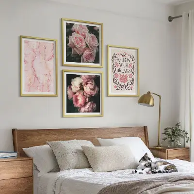 Billedvæg over sofa med motiv af vintage roser og marmor