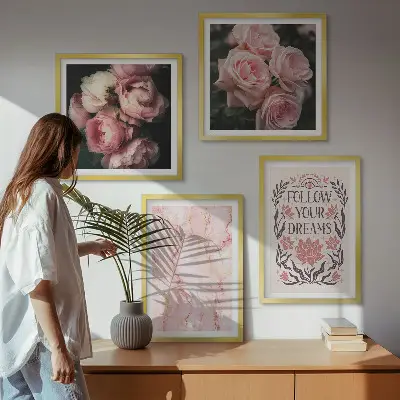 Billedvæg over sofa med motiv af vintage roser og marmor