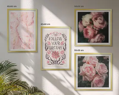 Billedvæg over sofa med motiv af vintage roser og marmor