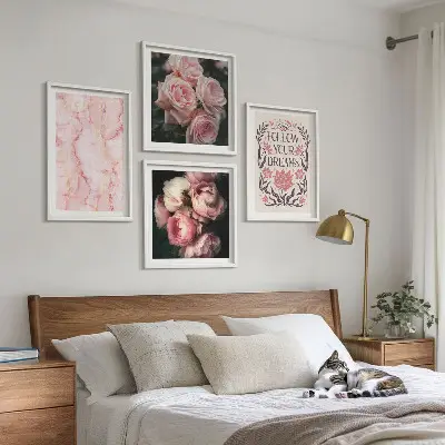 Billedvæg over sofa med motiv af vintage roser og marmor
