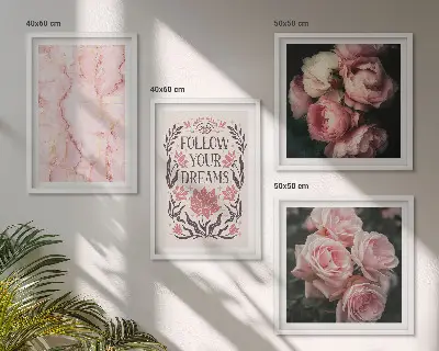 Billedvæg over sofa med motiv af vintage roser og marmor