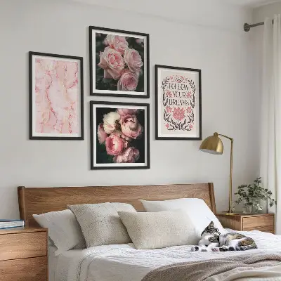 Billedvæg over sofa med motiv af vintage roser og marmor