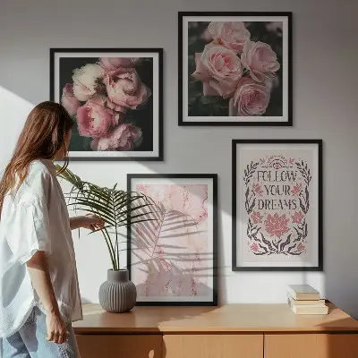 Billedvæg over sofa med motiv af vintage roser og marmor