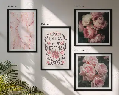 Billedvæg over sofa med motiv af vintage roser og marmor