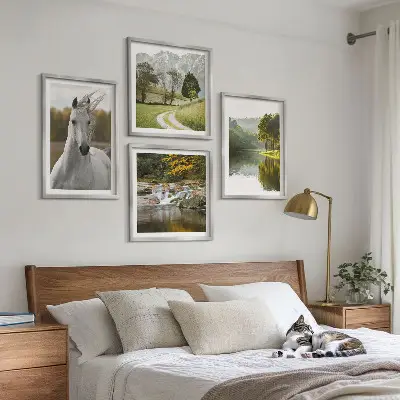 Billedvæg over sofa med motiv af hvide heste ved en flod i naturen
