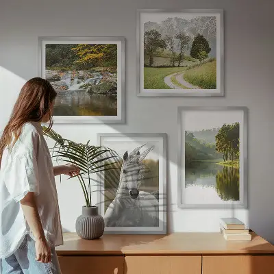 Billedvæg over sofa med motiv af hvide heste ved en flod i naturen