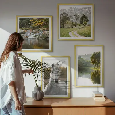 Billedvæg over sofa med motiv af hvide heste ved en flod i naturen