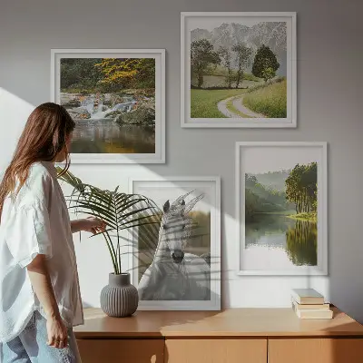 Billedvæg over sofa med motiv af hvide heste ved en flod i naturen