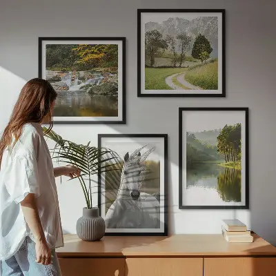 Billedvæg over sofa med motiv af hvide heste ved en flod i naturen