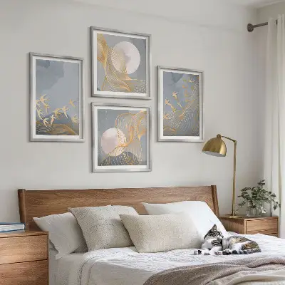 Billedvæg over sofa med motiv af fugle i himlen ved måneskin
