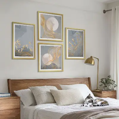 Billedvæg over sofa med motiv af fugle i himlen ved måneskin