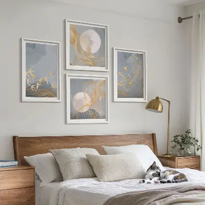 Billedvæg over sofa med motiv af fugle i himlen ved måneskin